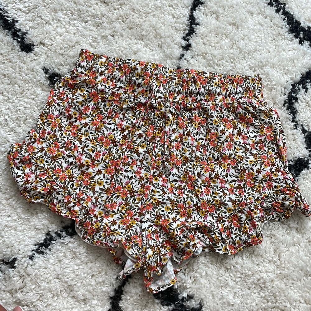 Cute wild fable floral shorts size medium